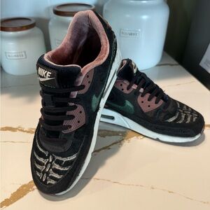 Nike Air Max 90 SE SIEMPRE Familia DO2154-010 Black Green Women's Size 9.5 PREOW